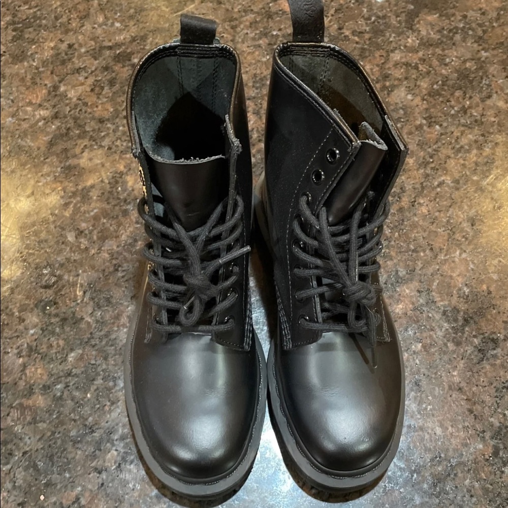 Dr Martens 1460 Mono Smooth Women’s Boots